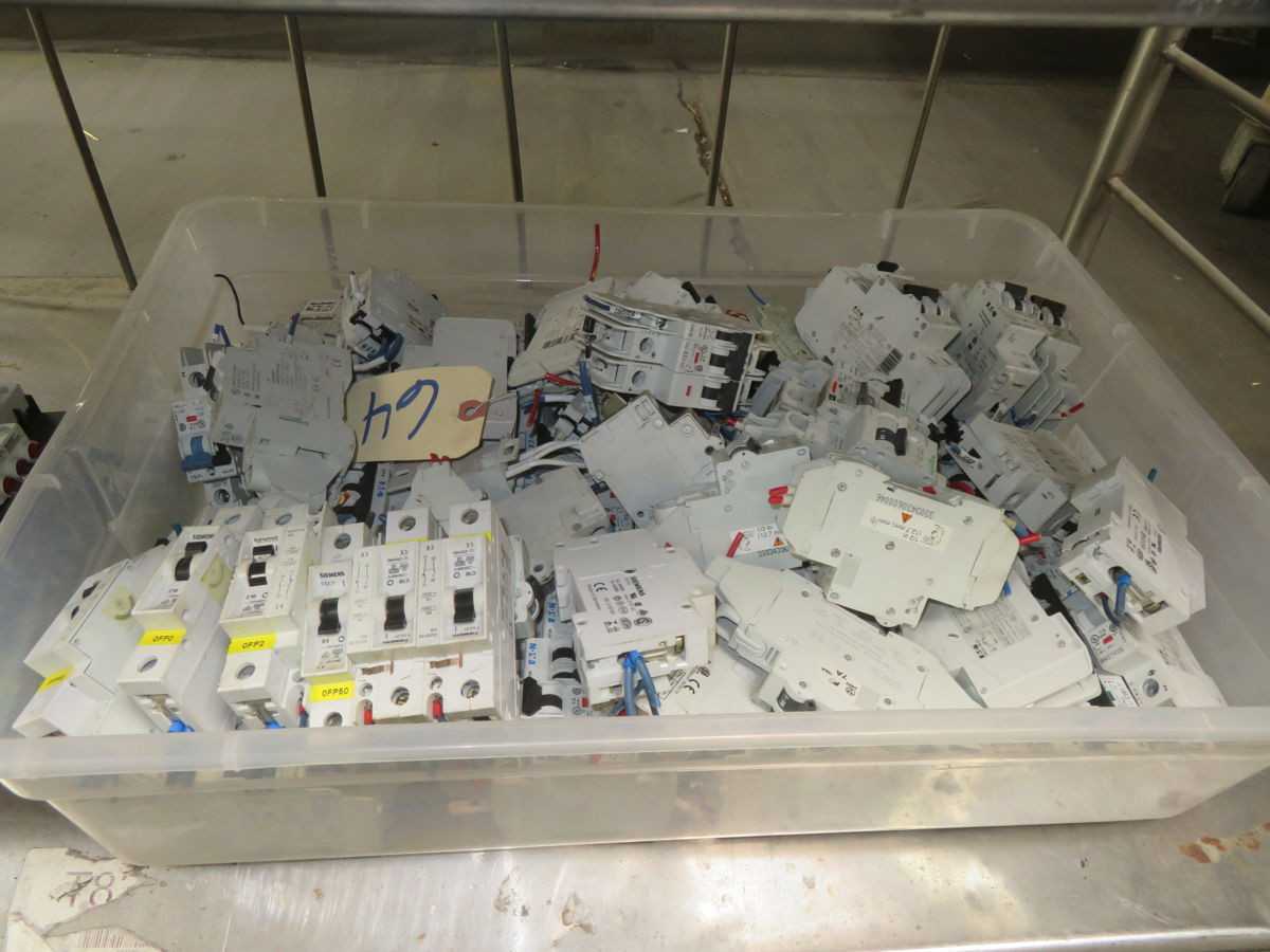 LOT OF 175 LBS FUJI CIRCUIT BREAKER AND CONTACTOR LOT EATON T265742 - CIRCUIT BREAKERS
