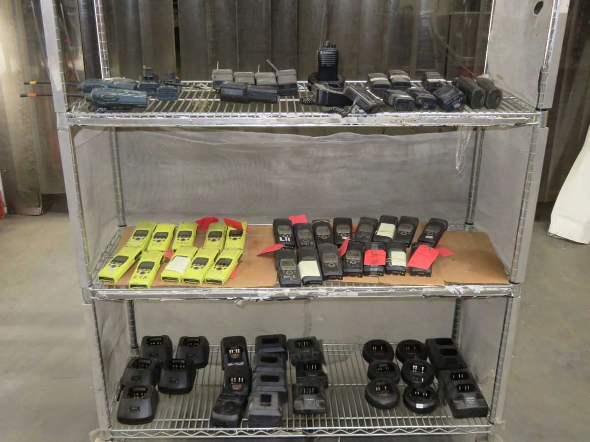 MOTOROLA MIXED LOT OF RADIOS AND CHARGERS T267095 - BATTERY CHARGERS