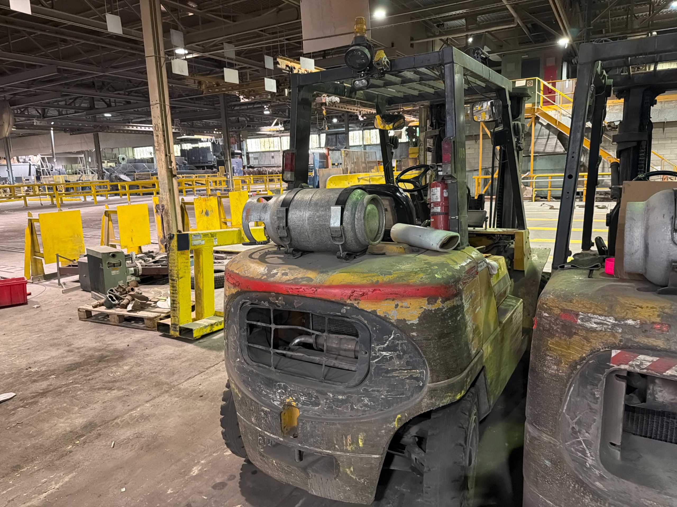 2000 Caterpillar GC40K Forklift, 8,000lbs Capacity, 4.3L V6 Engine, LPG/Gas, Solid Cushion Tires - SIT-DOWN FORKLIFTS