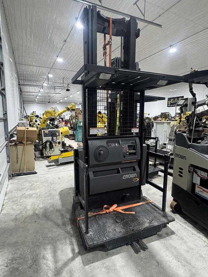 2015 Crown SP3520-30 Electric Order Picker, 3000 lb Capacity, 24V, 48" Width - ORDER PICKER