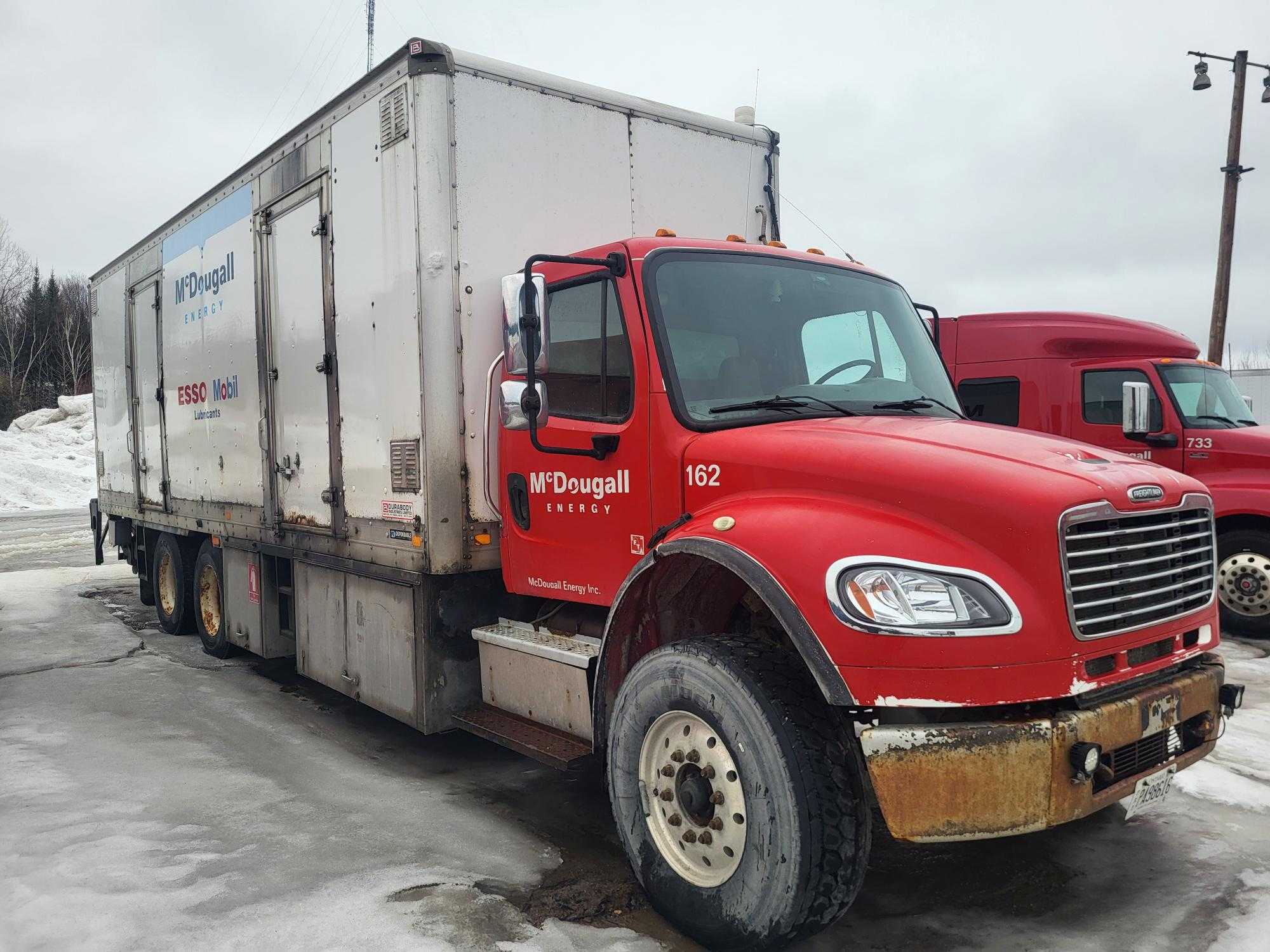 2013 FREIGHTLINER M2 106 BOX TRUCK, 8.3L CUMMINS ISC, 6X4, 66K GVWR, AIR BRAKES - BOX TRUCKS
