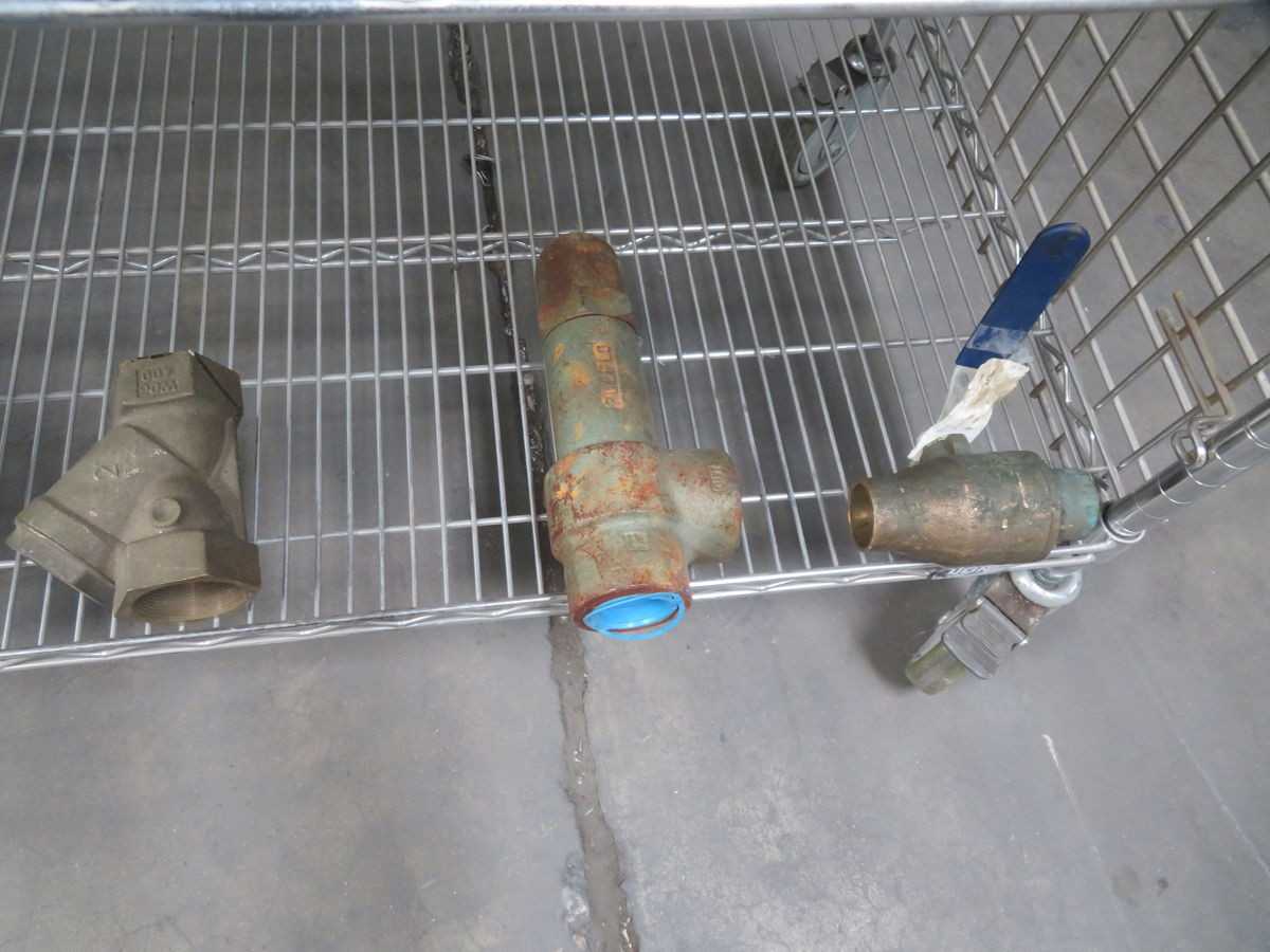 LOT OF 37 WHOLESALE LOT OF INDUSTRIAL VALVES T266580 - VALVES