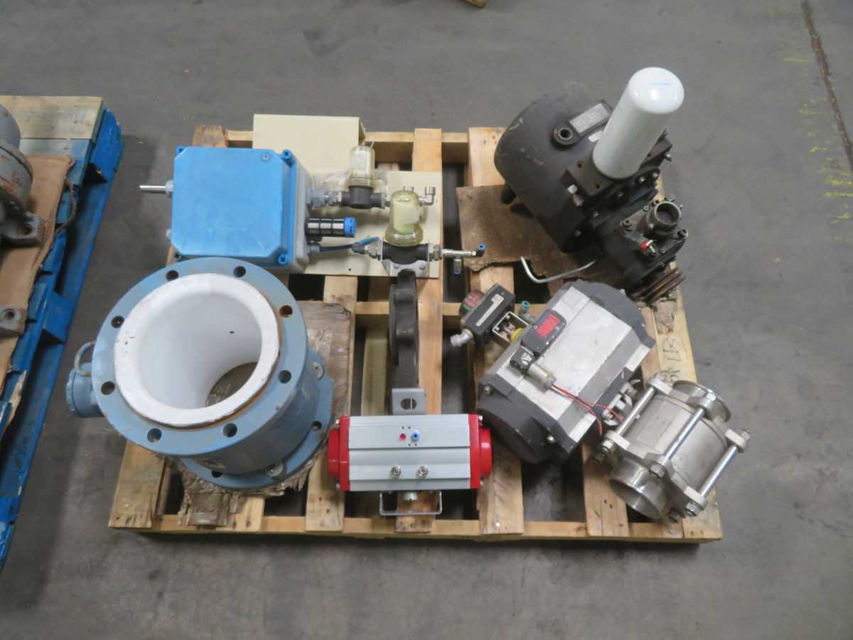 LOT OF 5 MIXED LOT OF INDUSTRIAL VALVES FLOW CONTROLS T267539 - VALVES